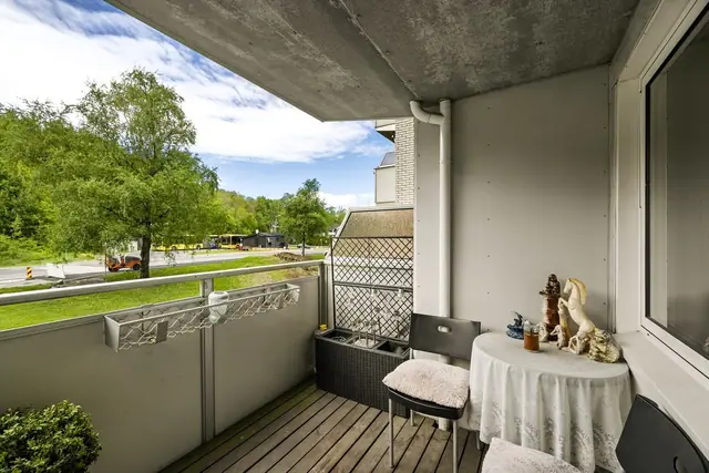 Balkongen er på ca. 5 kvm. og fungerer som en forlengelse av stuen i sommerhalvåret.