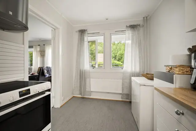 Kjøkkenet er separat og har plass til spisemøbler.