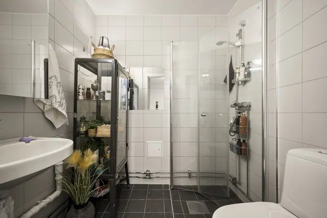 Baderommet fremstår moderne og delikat, renovert i regi av borettslaget i 2019.