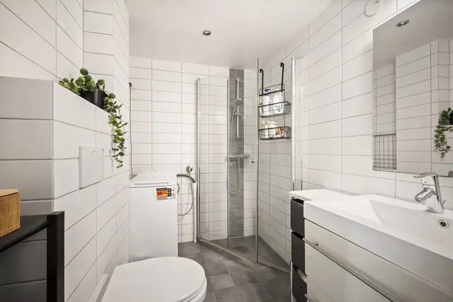 Baderommet ble renovert i 2011 og fremstår tidsriktig og moderne!