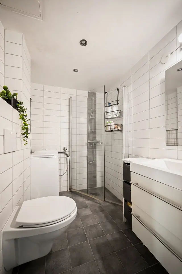 Varmekabler på gulv, downlights i tak og vegghengt toalett!