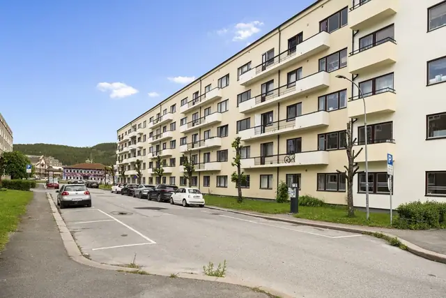 Sameiet disponerer 16 parkeringsplasser som leies ut, gateparkering finnes etter gjeldene bestemmelser.
