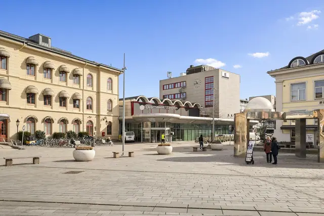 Drammen Stasjon ligger kun 5 min gange fra leiligheten, hvilket gjør den ideell for pendlere!