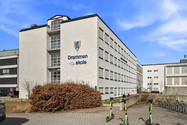 Drammen videregående skole befinner seg kun et steinkast fra leiligheten!