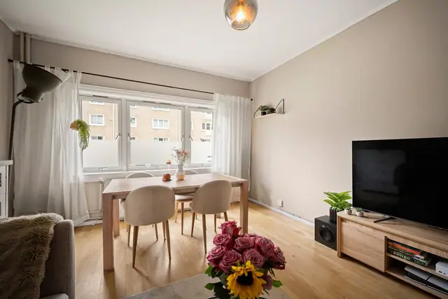 Stuen gir rom for både sofakrok og en trivelig spisestue!