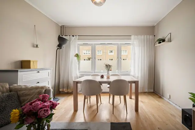 Med god plass rundt spisebordet er dette et naturlig samlingspunkt for hyggelige måltider