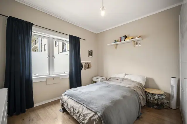 Romslig soverom med god plass til både dobbeltseng og garderobeskap!
