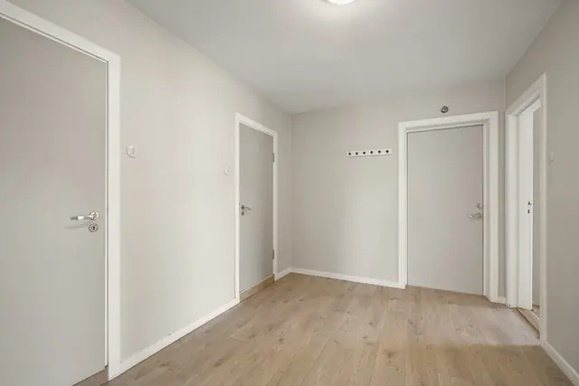 Meget romslig hall/ gang med plass til flere garderobeskap