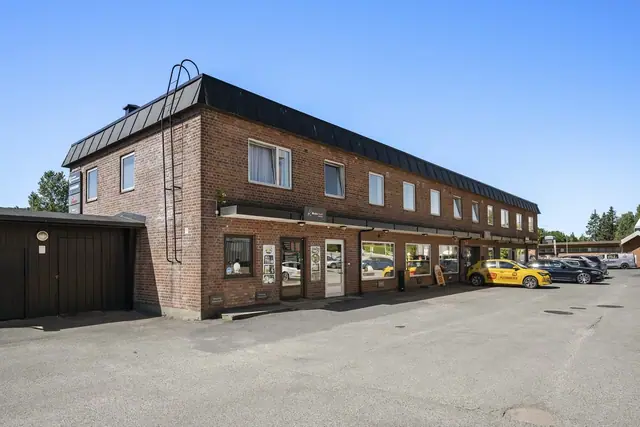 Bygningen har næringslokaler i 1 etg. og boliger i 2 etg.