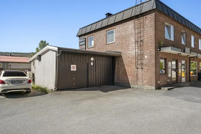 Leiligheten har garasjeplass samt 1 stk plass på utendørs område