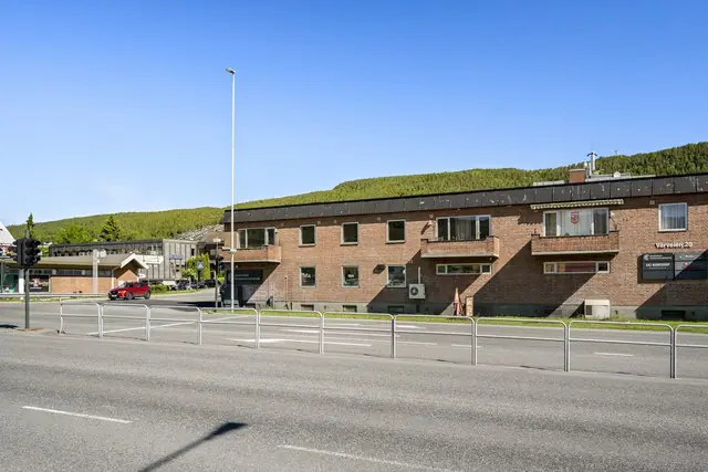 Sentralt beliggende med buss rett utenfor døren