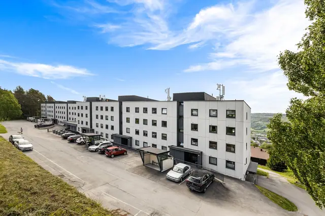 Leiligheten befinner seg i 1. etasje med kort vei kollektiv transport og marka!