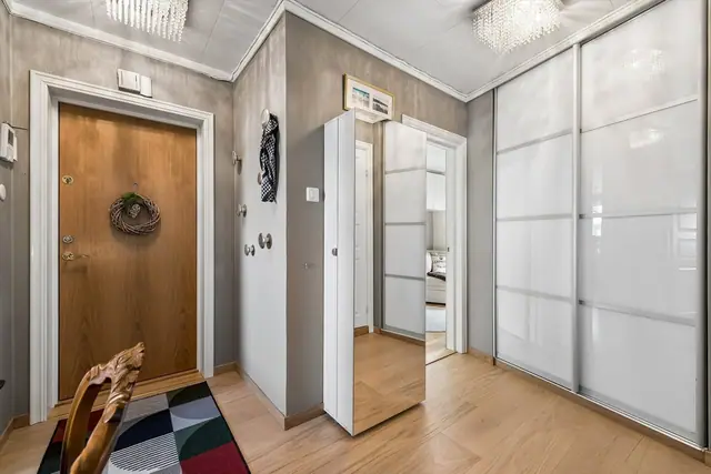 Velkommen inn! Romslig skyvedørsgarderobe i entreen.