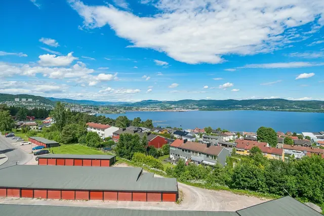 Med leiligheten medfølger rett til garasjeplass.