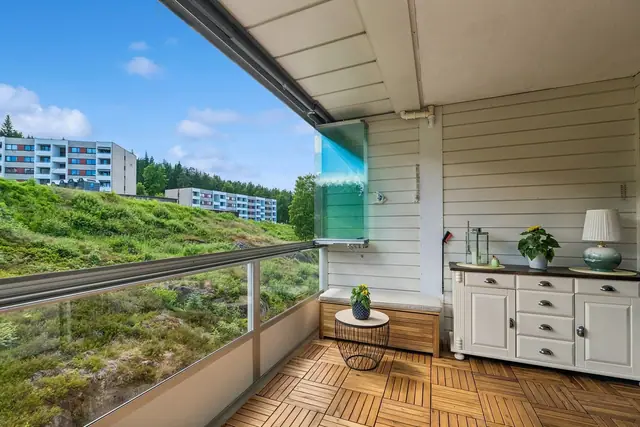 Innglasset balkong gir muligheten til for å nyte utearealene selv på kjøligere dager.