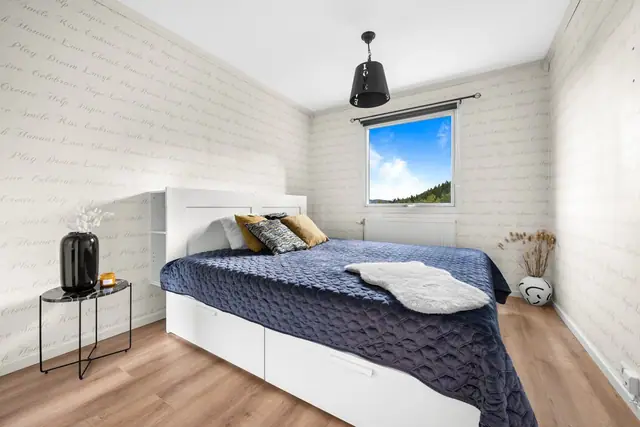 Romslig hovedsoverom med god plass til dobbeltseng.