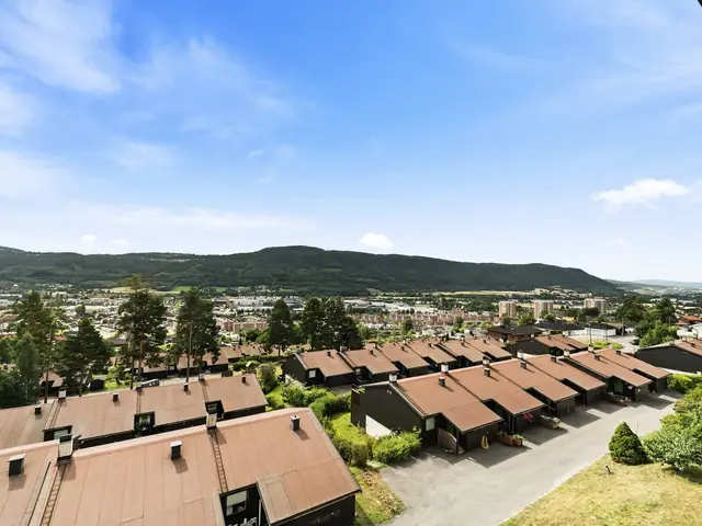 Balkongen har gode solforhold og fin utsikt mot Konnerudåsen.
