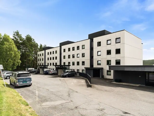 FasadeLeiligheten befinner seg i 4. etasje med kort vei kollektiv transport og marka!