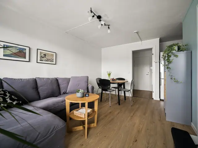 Stuen har pene overflater og god størrelse, velkommen til visning!