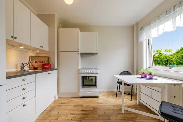 Kjøkkenet har en fin plass til spisebord
