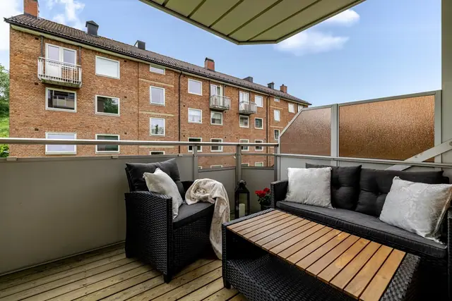 Balkongen har fin plass til møblement