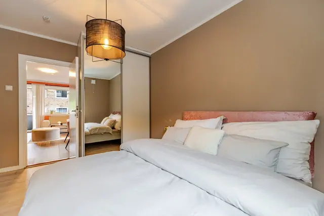 Hovedsoverom med skyvedørsgarderobe