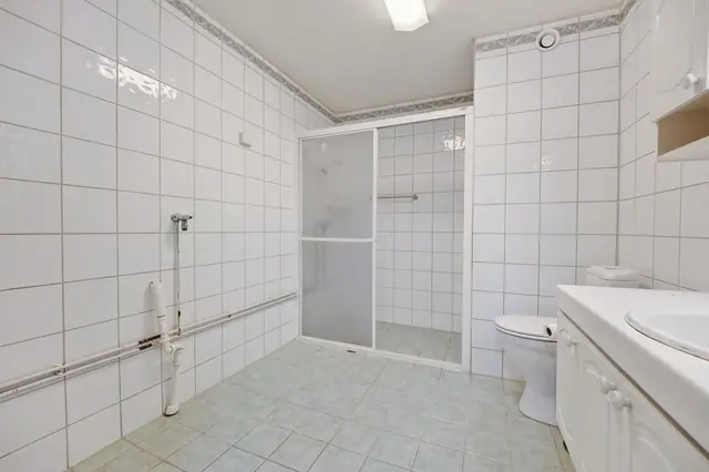 Funksjonelt bad/vaskerom med opplegg for vaskemaskin.