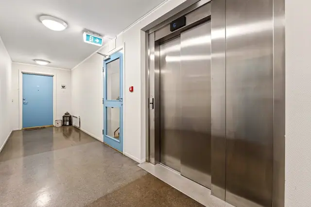 Heis i bygget gir enkel og bekvem adkomst til leiligheten.