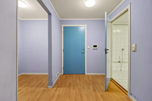 Velkommen inn - praktisk entré med god forbindelse til boligens øvrige rom.