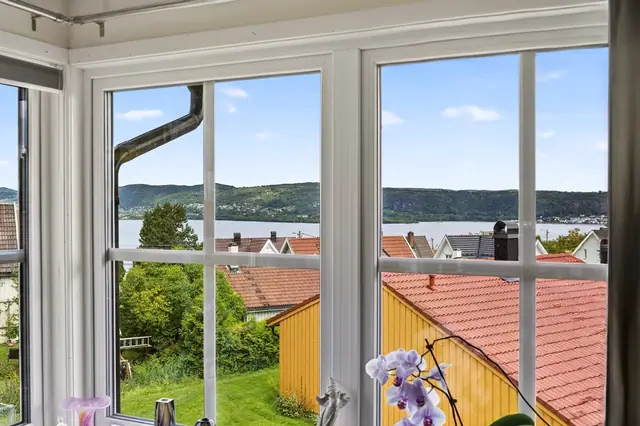 Her får du en stue med flott utsikt over Drammensfjorden, en utsikt som virkelig setter sitt preg på boligen.
