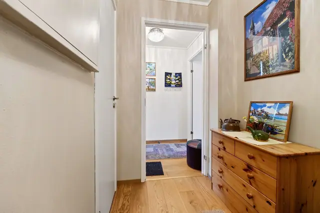 Innbydende entré med god plass til å ta imot gjester og gode oppbevaringsmuligheter.