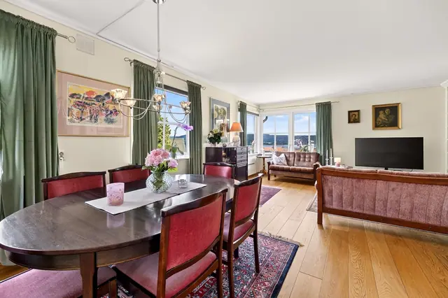 Innbydende stue med plass til både sofagruppe og spisebord.