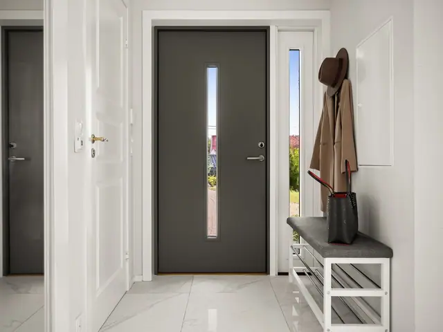 En hyggelig flislagt entré ønsker deg velkommen inn!