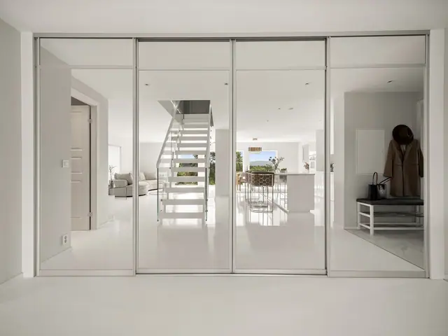 Entreen byr også på en praktisk walk-in garderobe med gode oppbevaringsmuligheter!