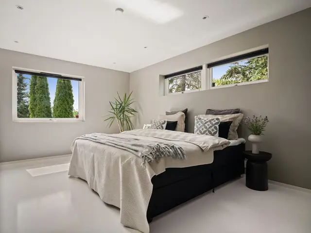 Boligens master bedroom er romslig og har god plass til dobbelseng og nattbord!