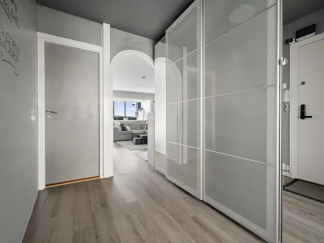 Entreen byr på en romslig skyvedørsgarderobe for oppbevaring av bla. yttertøy!