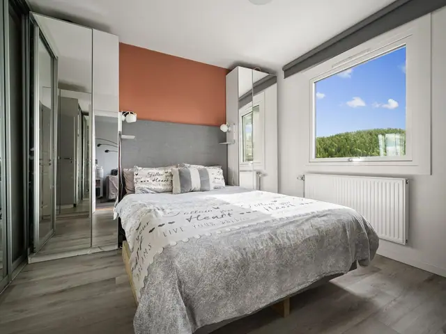 Hovedsoverommet fremstår romslig med god plass til både garderobeskap, dobbeltseng og nattbord.
