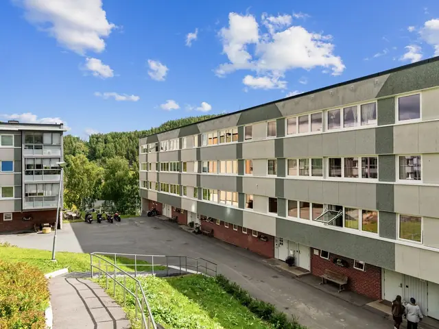 Leiligheten befinner seg i 3. etasje og parkeringsplass er mulig ved søknad til styret.