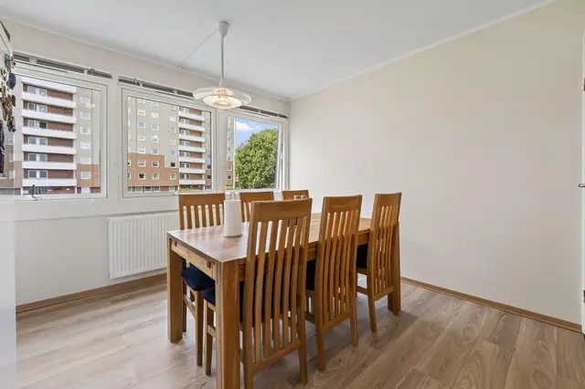Lys spisestue med god plass til spisebord og stoler.