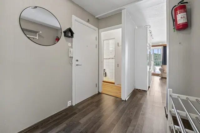 Lys og innbydende entré med adkomst til boligens øvrige rom.