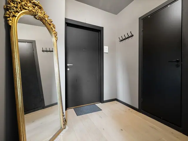 Entrè med plass til klesoppbevaring. Sorte stilfulle dører..