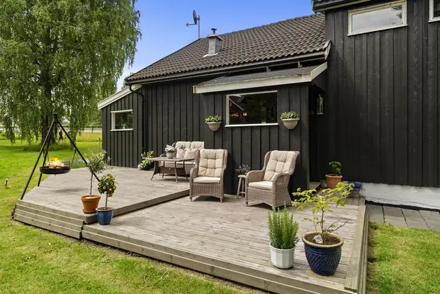Nyt fine sommerkvelden på terrassen