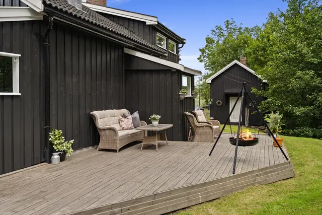 Koselig uteplass på baksiden av huset