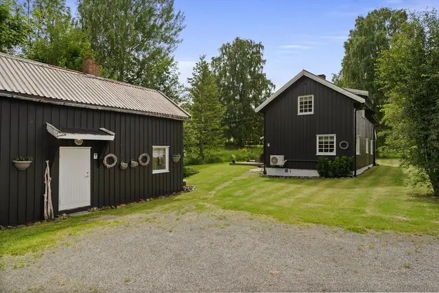 Boligen har et romslig uthus