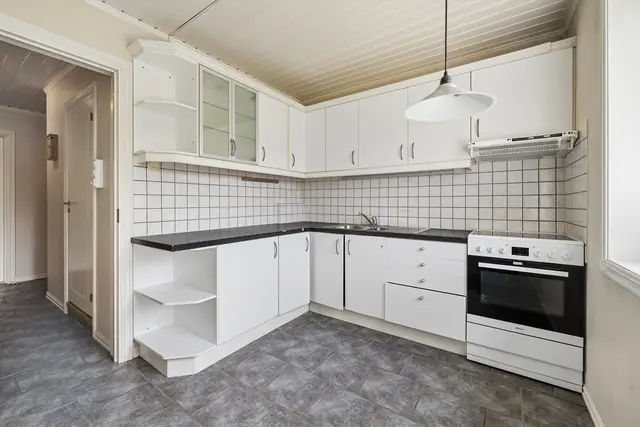 Separat kjøkken med funksjonell innredning, gode arbeidsflater og rikelig med skapplass!