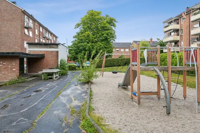 Borettslaget har grønne uteområder og lekeplass for beboerne!