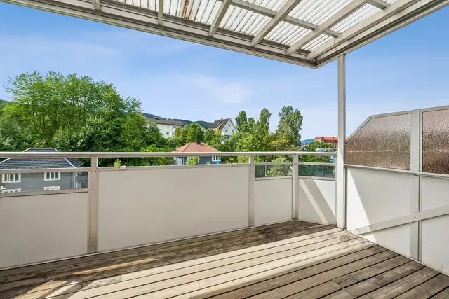 Romslig balkong med god plass til utemøbler og hyggelige sommerdager.