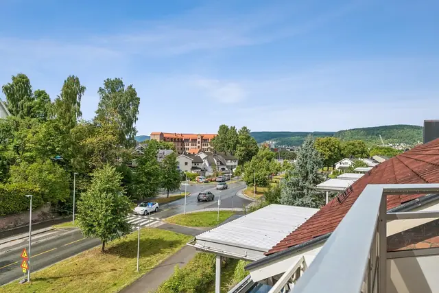 Fra balkongen er det hyggelig utsyn mot grønne omgivelser og nærområdet!
