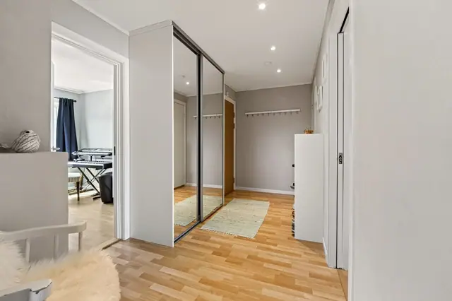 I gangen er det montert en praktisk skyvedørsgarderobe og downlights i tak.