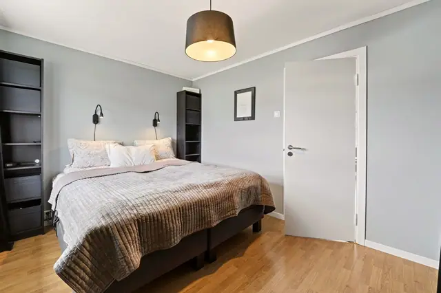 Boligens hovedsoverom har god plass til bla. dobbeltseng og nattbord.